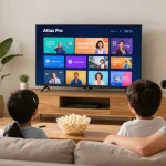 La famille profitant d'Atlas Pro sur un téléviseur intelligent, ambiance chaleureuse.
